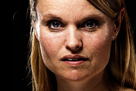 Nærbillede af svedende kvinde – autentisk atletportræt