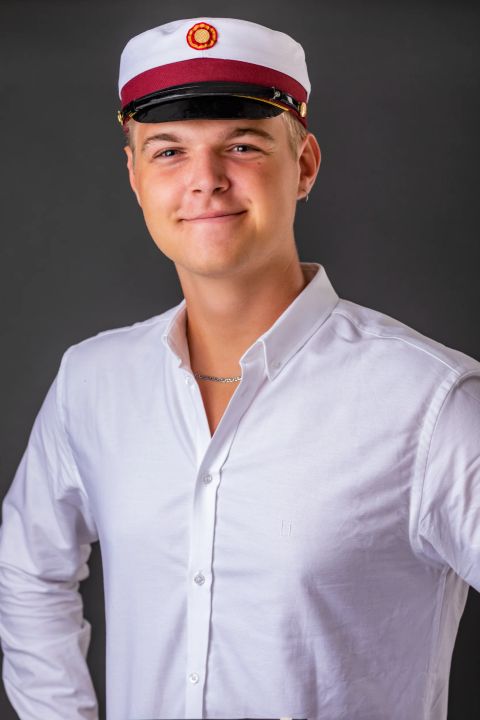 Glad student med huen på sned