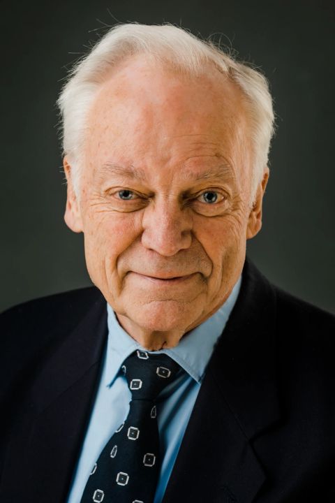 Erfaren mand med venligt smil i et autentisk portrætfoto