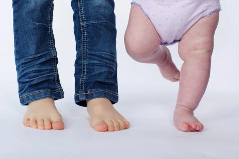 Hjemme: Babyens første skridt – et hjertevarmt øjeblik