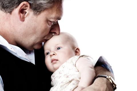 Ømt kys til den lille – autentisk familiefoto i Virum