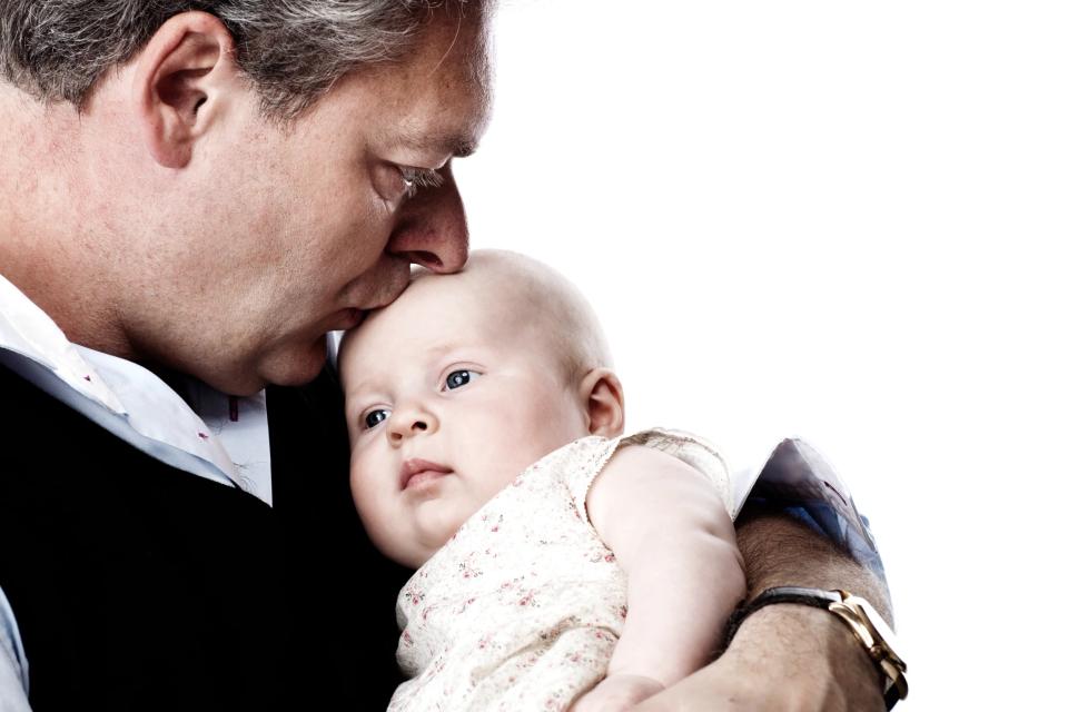Nærbillede af far der blidt kysser sin baby i panden, et hjertevarmt familiefoto med kærlig stemning i Virum.