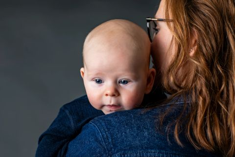 Nærhed i Virum: Baby kigger frem fra skulder