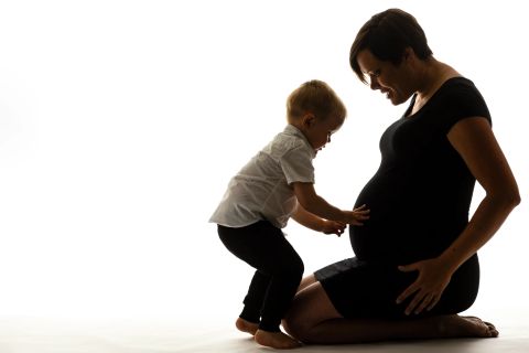 Rørende graviditetsfoto: Småt barn med mor