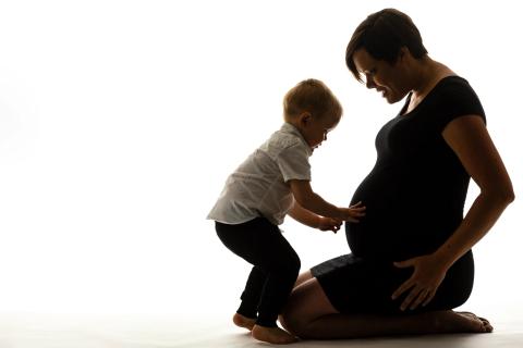 Rørende graviditetsfoto: Småt barn med mor