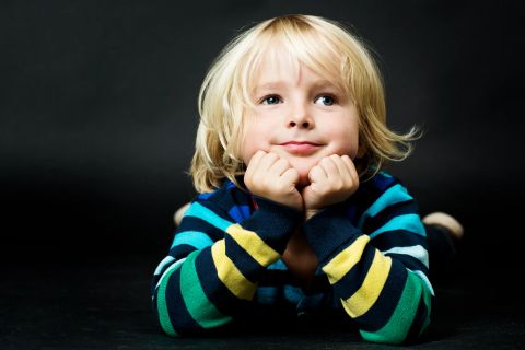 Blond dreng med drømmende blik – et personligt børnefoto