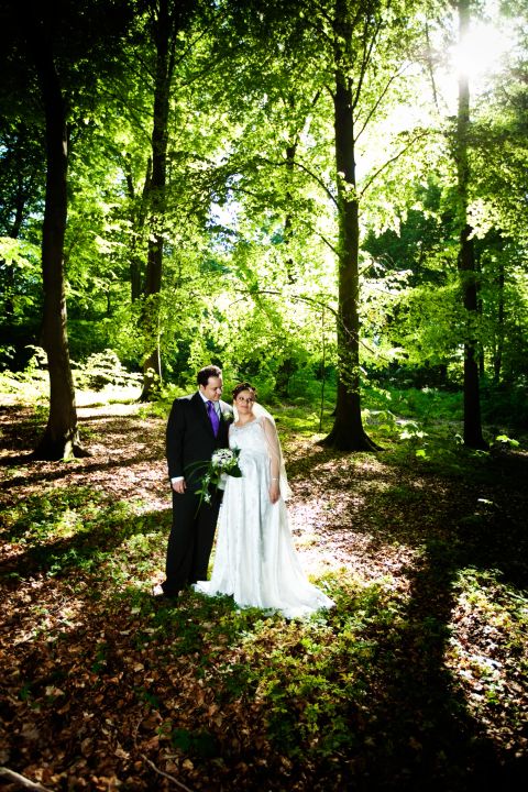 Bryllupspar i skovens naturlige rammer