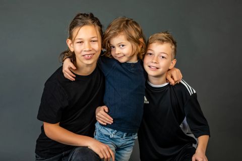 Tre søskende i et hjertevarmt portrætfoto