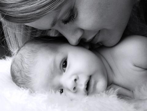 Hjemmestudie: Nærbillede af baby og mor i sort/hvid