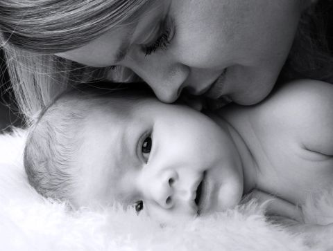 Hjemmestudie: Nærbillede af baby og mor i sort/hvid