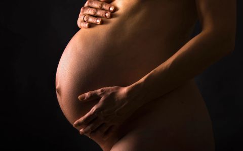 Blød berøring af gravid mave, maternitet