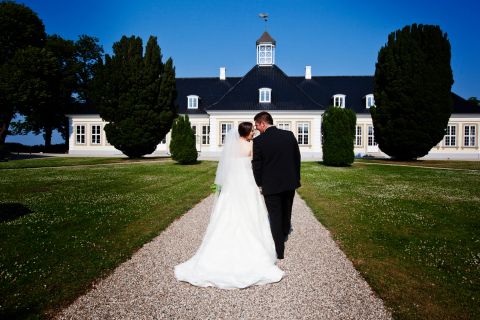 Brudepar hånd i hånd på vej mod fremtiden