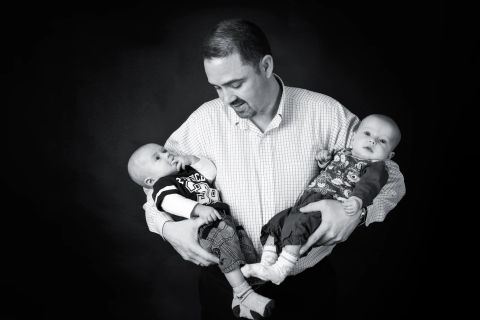 Far med tvillinger – et hjertevarmt familiefoto i Virum