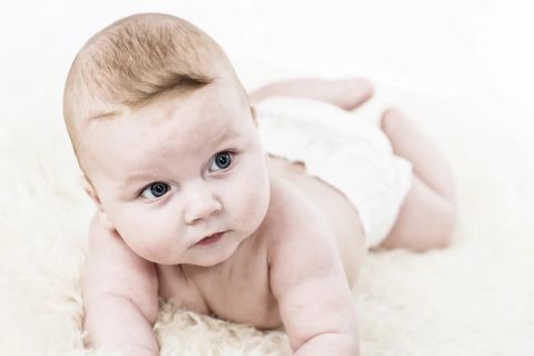 Blå babyøjne fanger naturligt lys i et Virum portræt