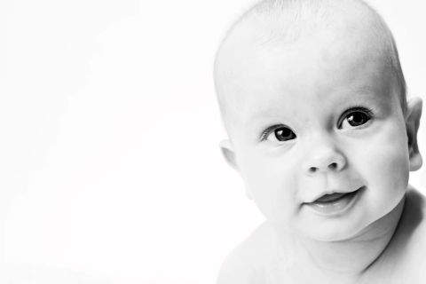 Glad baby med skønt smil i Virum fotografering