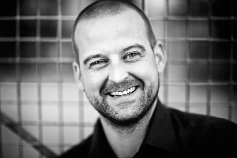 Glad mand i Virum: ægte portrætfotfotografering