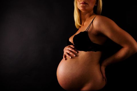 Bløde former i sort: Graviditetsfotografering i Virum