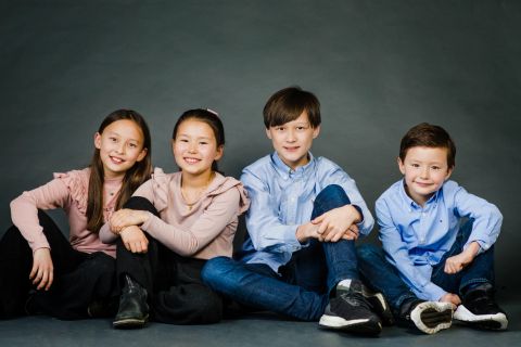 Fire skønne børn samlet til en personlig fotografering