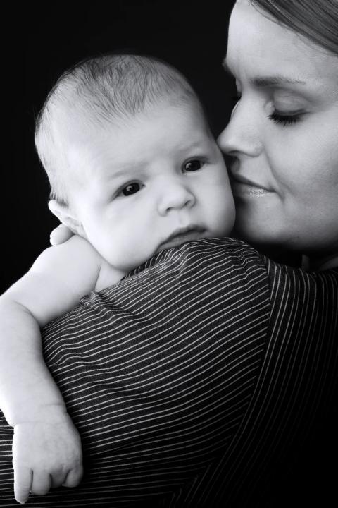 Blødt babyportræt i sort-hvid fotografering