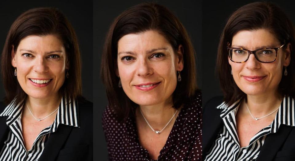 Portrætfoto af kvinde med brunt hår i tre udtryk: smilende, neutral og med briller. Professionelt fotograferet.