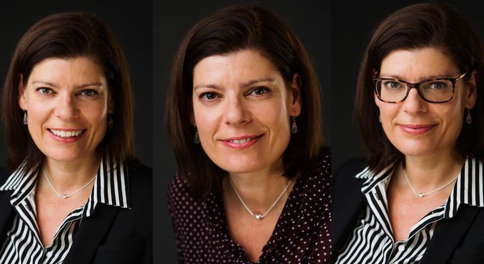 Portrætfoto af kvinde med brunt hår i tre udtryk: smilende, neutral og med briller. Professionelt fotograferet.