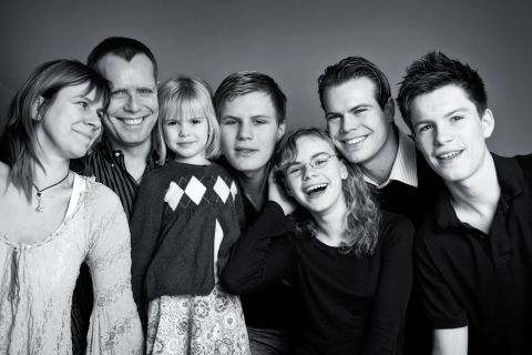 Sort-hvid fotografering: Glade familieøjeblikke