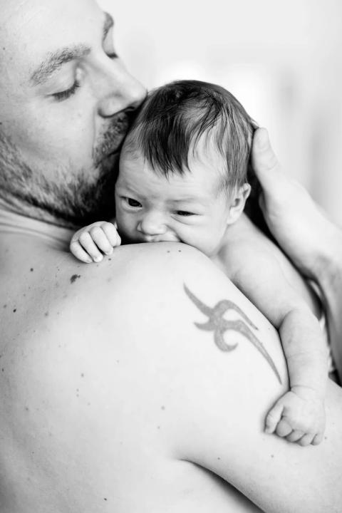 Far og baby hygger hjemme i Virum