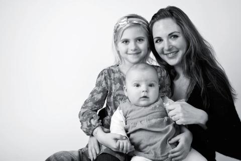 Studiet: Sort-hvid familiefotografering med mor og døtre
