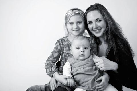 Studiet: Sort-hvid familiefotografering med mor og døtre