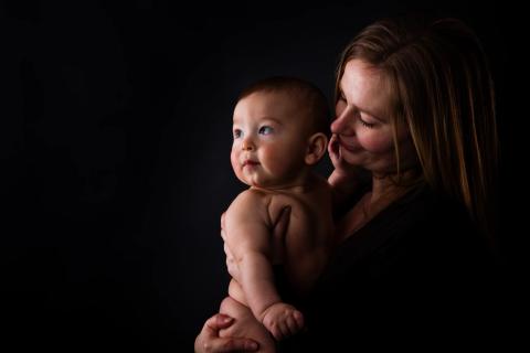 Hjemmestudie Babyfoto: Mor og barn i sort
