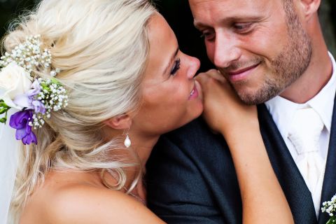 Bryllupspar omfavner hinanden i sort/hvid