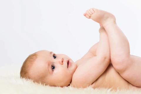 Nysgerrig baby leger med tæerne – et sødt fotoportræt