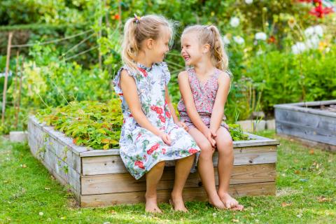 Søstre deler et smil: Naturlig familieglæde i Virum