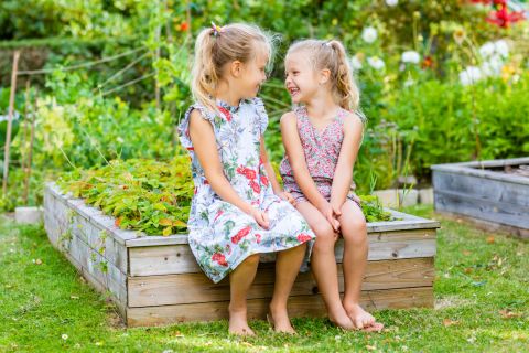 Søstre deler et smil: Naturlig familieglæde i Virum