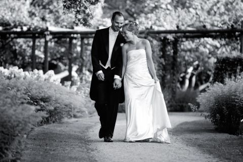 Bryllupsglæde fanget i et oprigtigt øjeblik