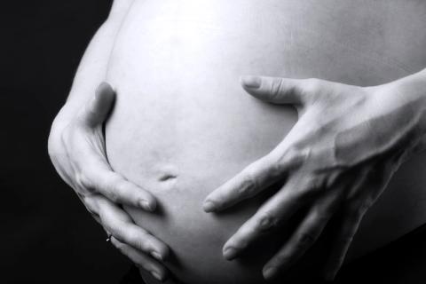 Detalje af gravid mave i sort/hvid