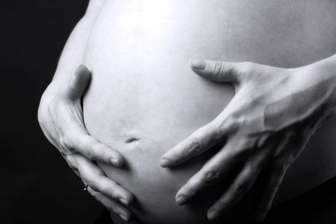 Detalje af gravid mave i sort/hvid