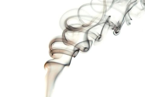 Svajende røgformer fanger blikket i et abstrakt foto