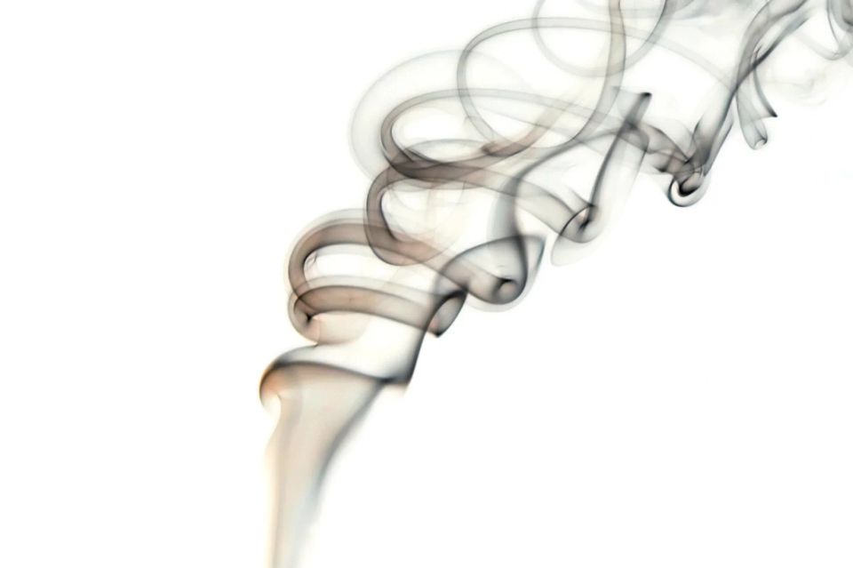 Abstrakt foto af svævende røgformer i grålige nuancer mod hvid baggrund for et betagende andet-billede.