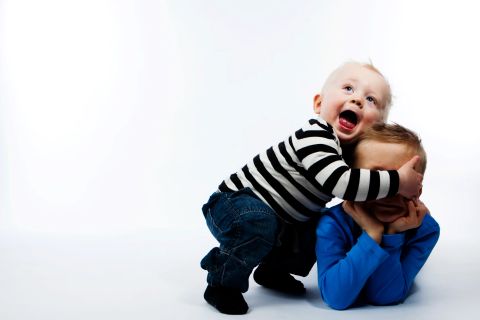 Leg og latter: To brødre hygger sig i Virum