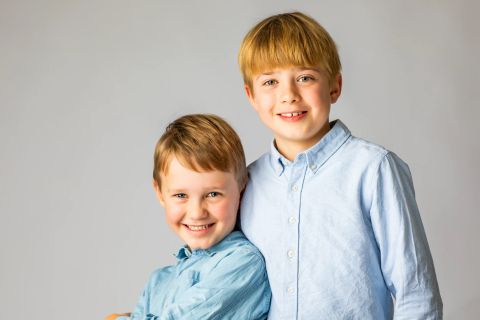 Legesyge drenge i Virum: ægte smil fanget på foto