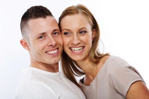 Studieportræt: Glad par i autentisk fotografering