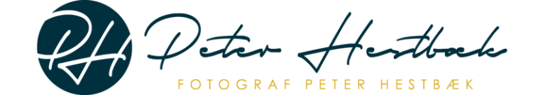 Elegant fotograf logo i mørkegrøn skråskrift med bogstaverne "RH" og navnet "Peter Hestbæk", samt teksten "Fotograf Peter ...