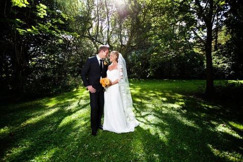 Bryllupspar i sollys og træers skygge