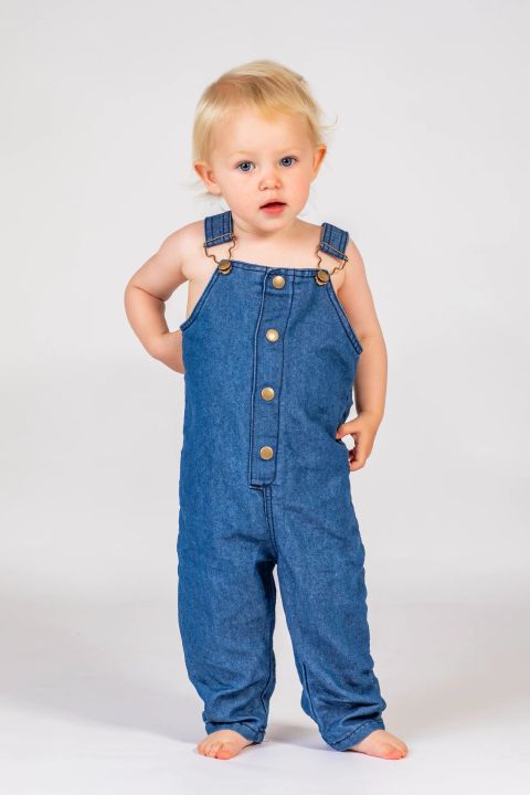 Blondt barn i denimdragter