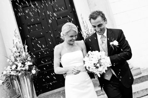 Kirketrappe: Bryllupspar under riskast – autentisk fotogr...