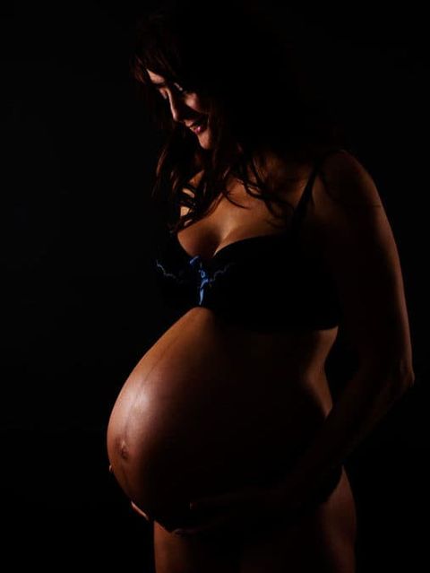 Blid rørt gravid mave i personlig fotografering