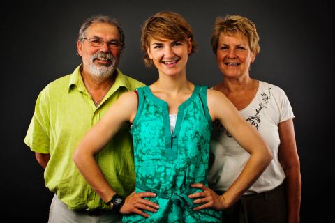 Familie: tre generationer fotograferet med smil