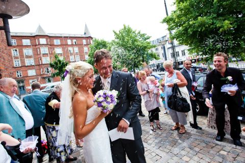 Bryllupspar dækket af ris i Virum