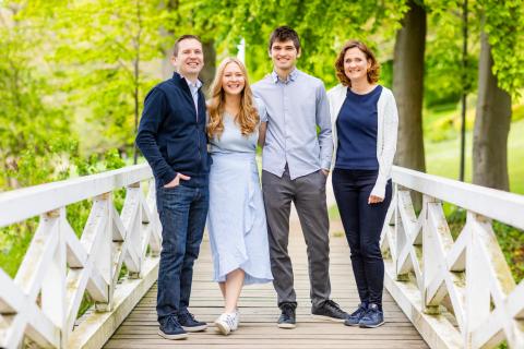 Familiefoto i Virum: ægte smil og naturlig glæde